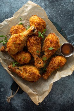 Panko kızarmış tavuk budu.