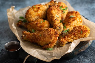Panko kızarmış tavuk budu.