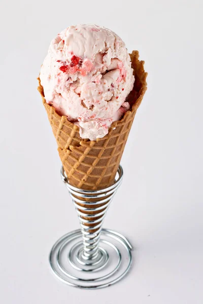 와플 콘에 들어 있는 딸기 아이스크림 — 스톡 사진