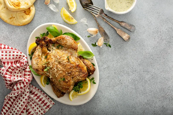 Celé citrónové bylinky a česnekové pečené kuře — Stock fotografie