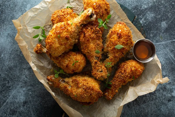 Panko gepaneerde gebakken kip drumsticks — Stockfoto