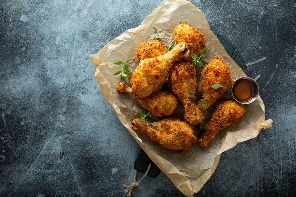 Panko gepaneerde gebakken kip drumsticks — Stockfoto