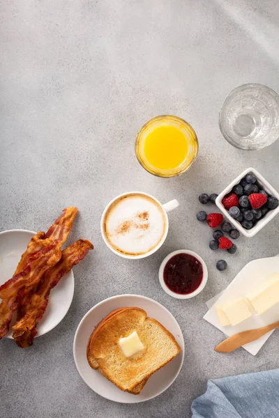 Традиционный континентальный завтрак с тостами — стоковое фото