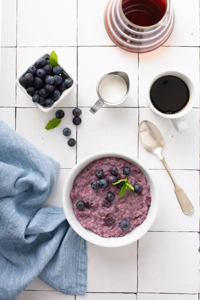 Farine d'avoine aux bleuets pour le petit déjeuner — Photo