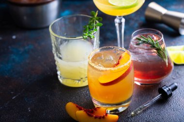 Peynirli ve jambonlu ızgara mısır ve jalapeno salatası.