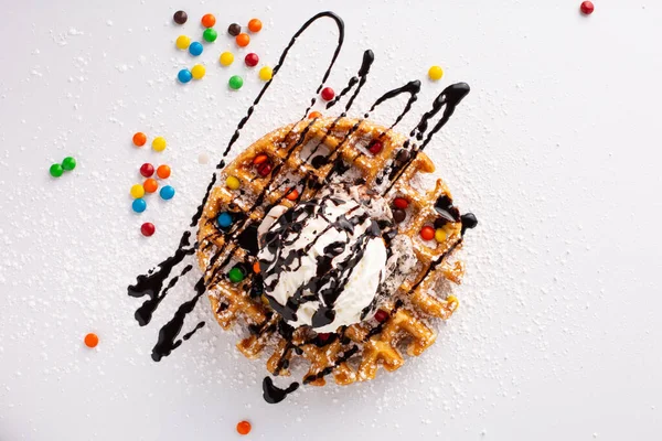 Bir kepçe dondurma ve kremalı Belçika waffle 'ı.