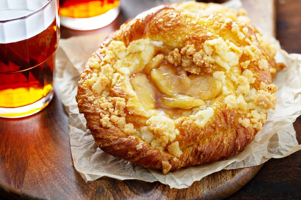 Apple Danish with tea — стоковое фото