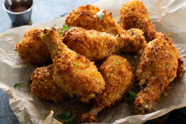 Panko kızarmış tavuk budu.