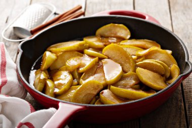 Dökme demir tavada kızarmış elma.