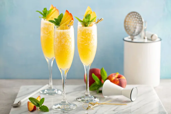 Brzoskwiniowy koktajl mimosas na brunch — Zdjęcie stockowe