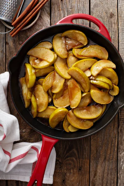 Pommes frites dans une poêle en fonte — Photo