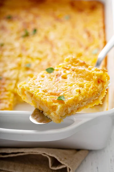 Cazuela de pan de maíz y queso —  Fotos de Stock