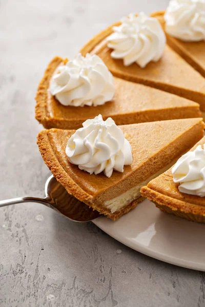 Tarte à la citrouille à la crème fouettée — Photo