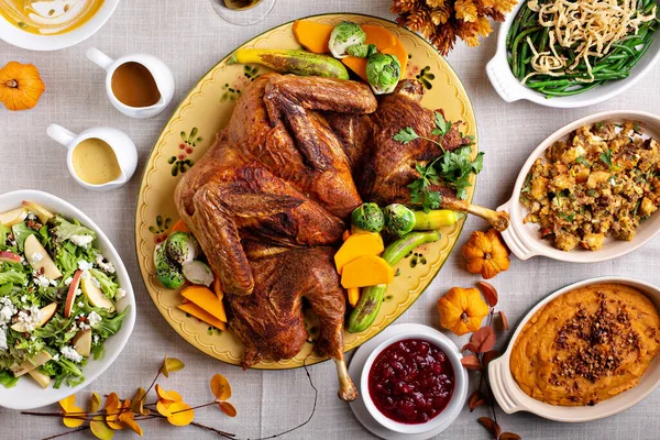 Traditionellt Thanksgiving bord med kalkon och sidor — Stockfoto