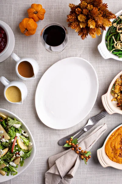 Traditionele Thanksgiving tafel met zijkanten — Stockfoto