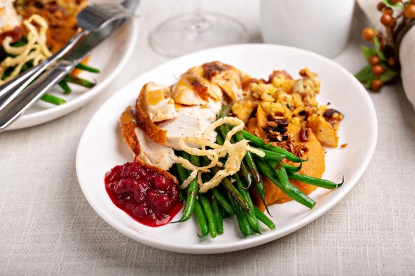 Traditionele Thanksgiving borden met kalkoen en zijkanten — Stockfoto