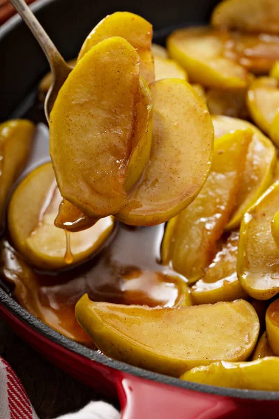 Gefrituurde appels in een gietijzeren koekenpan — Stockfoto