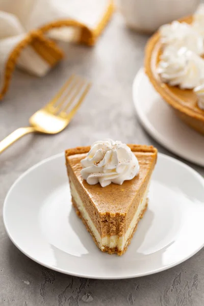 Rebanada de pastel de calabaza con una capa de pastel de queso — Foto de Stock