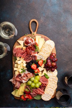 Koyu arkaplanda peynir tahtası