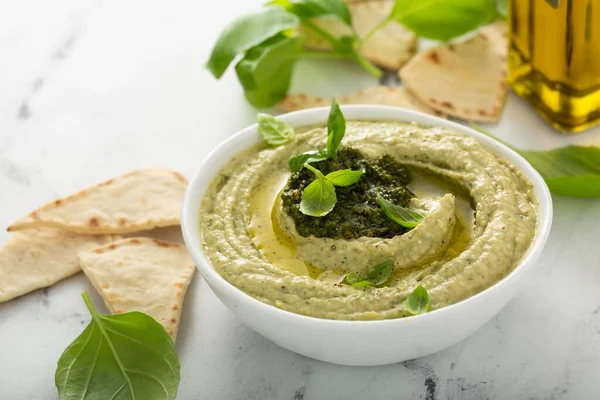 Hummus au basilic garni de pesto — Photo