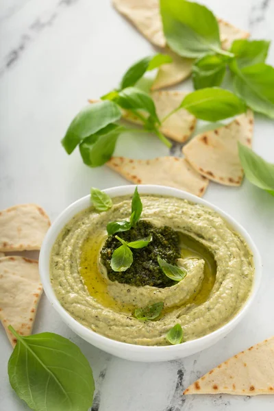 Hummus au basilic garni de pesto — Photo