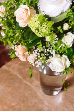 İç barok stili mermer masada beyaz gül buketi