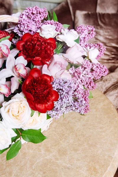 Leylak Barok Stili Mermer Masada Kırmızı Peonies Oluşan — Stok fotoğraf