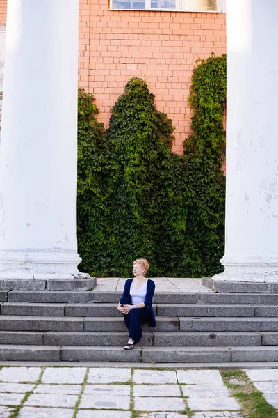 Porträtt Självsäkra Attraktiva Mellersta Åldern Kvinnan Sitter Avslappnad Och Glad — Stockfoto