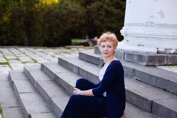 Retrato Confiado Atractiva Mujer Mediana Edad Sentada Relajada Feliz Sonriendo — Foto de Stock