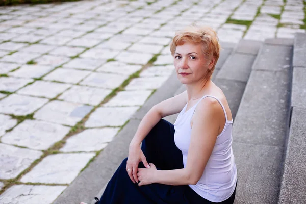 Retrato Confiado Atractiva Mujer Mediana Edad Sentada Relajada Feliz Sonriendo —  Fotos de Stock