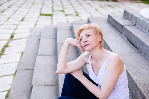 Portret Pewni Atrakcyjna Kobieta Średnim Wieku Siedzi Zrelaksowany Szczęśliwy Uśmiechający — Zdjęcie stockowe