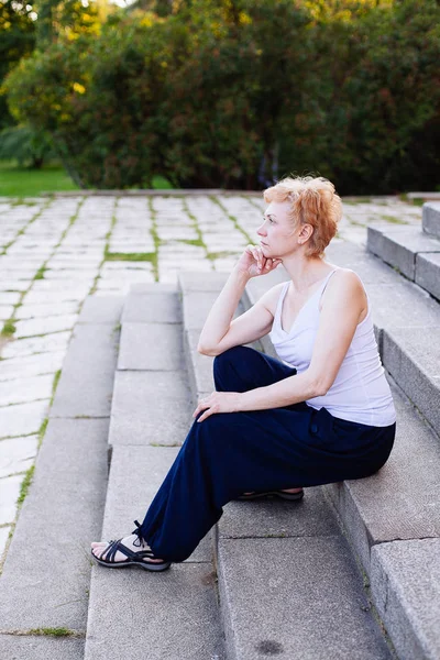 Retrato Confiado Atractiva Mujer Mediana Edad Sentada Relajada Feliz Sonriendo —  Fotos de Stock