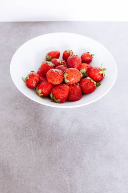 Görünümü taze çilek beyaz plaka beton yönetim kurulu üst