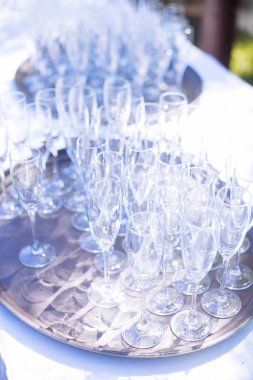 Partiden önce restoranda masanın üzerinde gözlük bir dizi