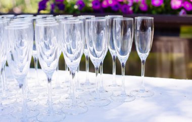 Partiden önce restoranda masanın üzerinde gözlük bir dizi