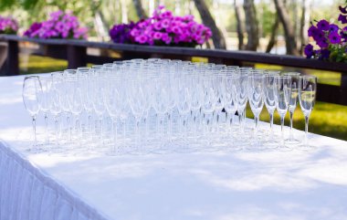 Partiden önce restoranda masanın üzerinde gözlük bir dizi