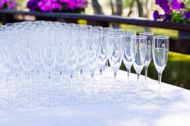 Partiden önce restoranda masanın üzerinde gözlük bir dizi