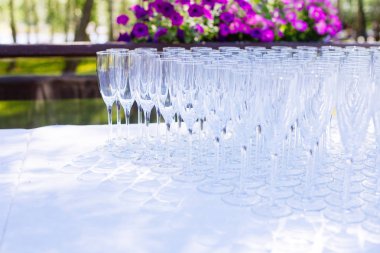 Partiden önce restoranda masanın üzerinde gözlük bir dizi