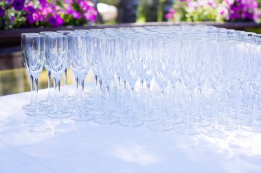 Partiden önce restoranda masanın üzerinde gözlük bir dizi