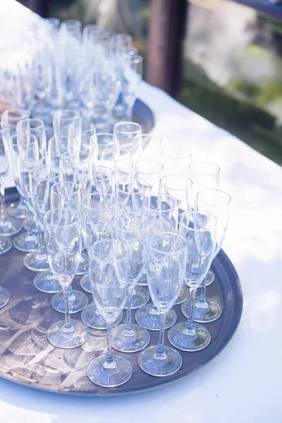 Partiden önce restoranda masanın üzerinde gözlük bir dizi