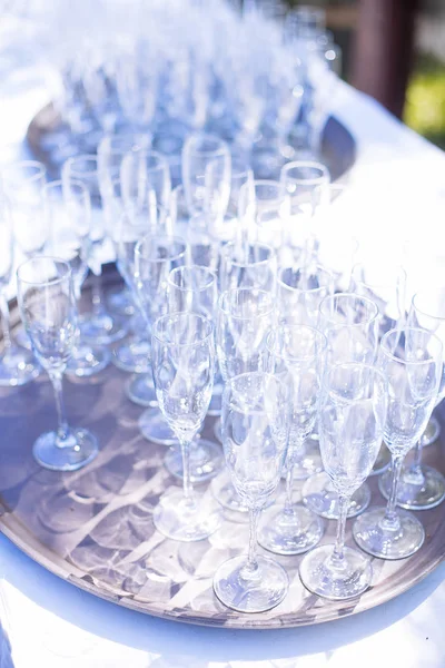 Partiden önce restoranda masanın üzerinde gözlük bir dizi