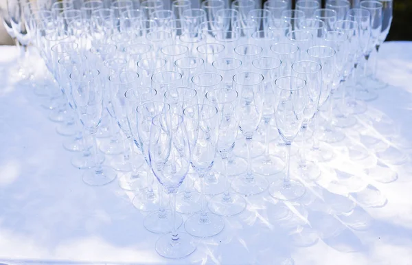 Partiden önce restoranda masanın üzerinde gözlük bir dizi