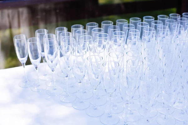 Partiden önce restoranda masanın üzerinde gözlük bir dizi