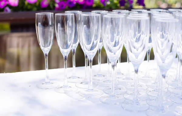 Partiden önce restoranda masanın üzerinde gözlük bir dizi