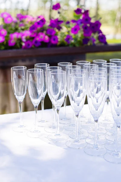 Partiden önce restoranda masanın üzerinde gözlük bir dizi