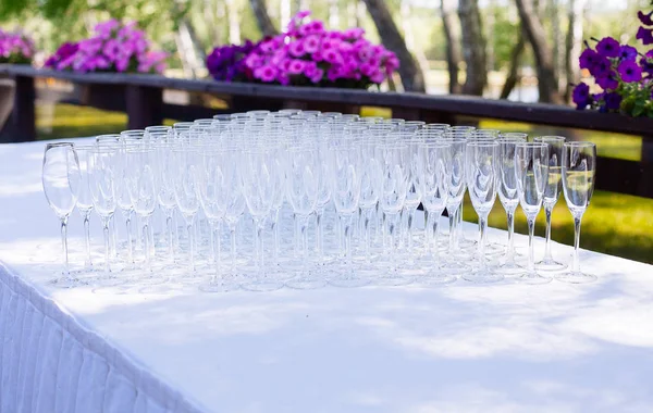 Partiden önce restoranda masanın üzerinde gözlük bir dizi