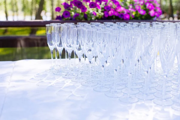 Partiden önce restoranda masanın üzerinde gözlük bir dizi