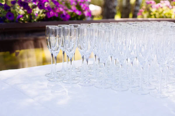 Partiden önce restoranda masanın üzerinde gözlük bir dizi