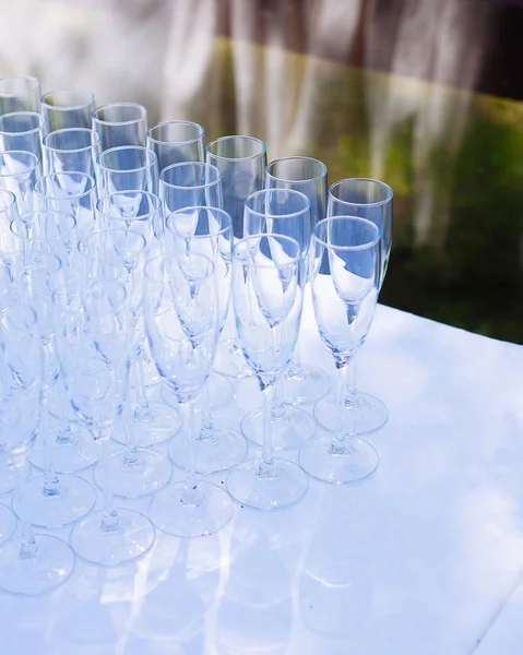 Partiden önce restoranda masanın üzerinde gözlük bir dizi