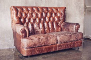 Vintage tarzı deri kanepe ile güzel oturma odası